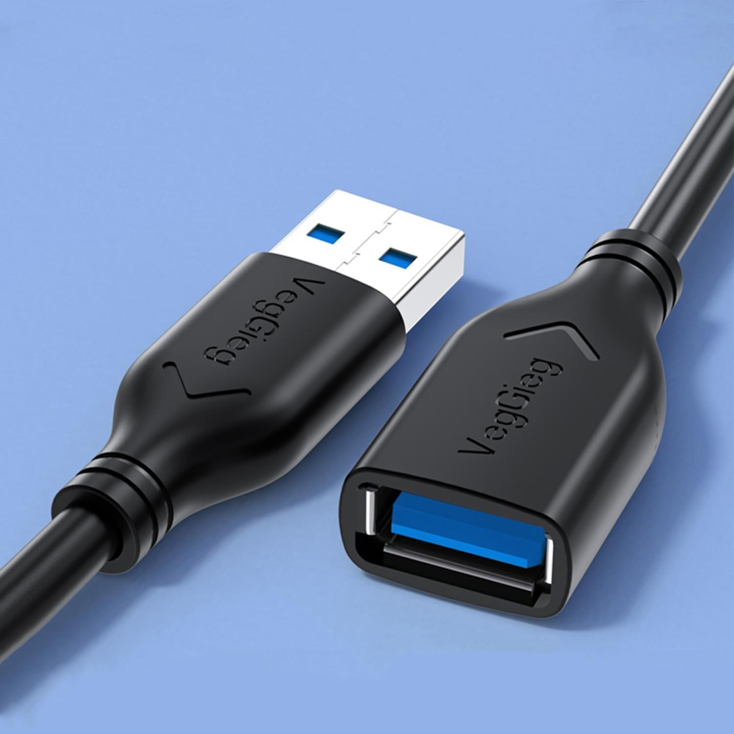 Mavi ekli iki siyah USB kablosu mavi arka plan üzerinde.