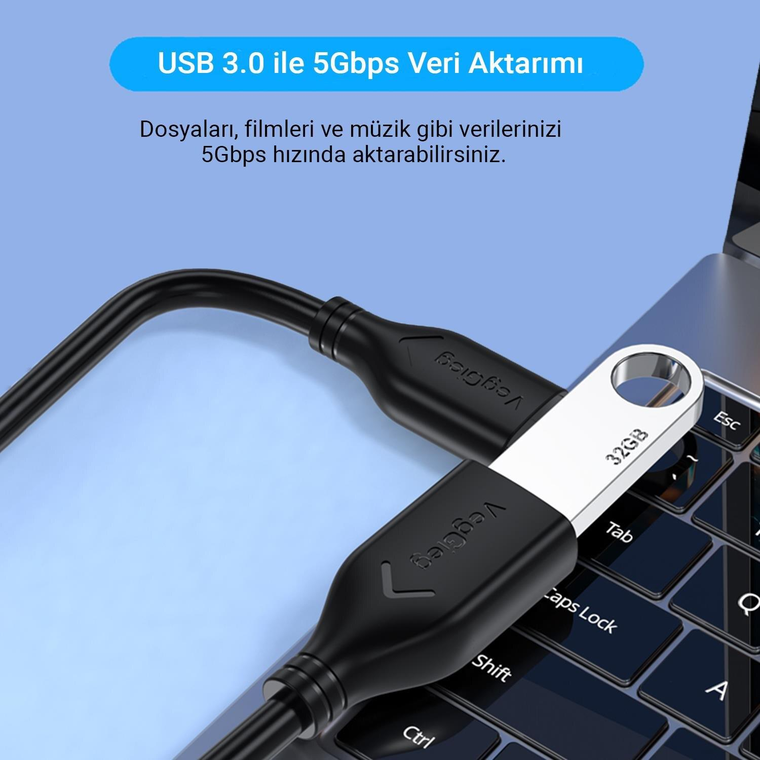32 GB'lık USB bellek, bir dizüstü bilgisayar klavyesine bağlı.