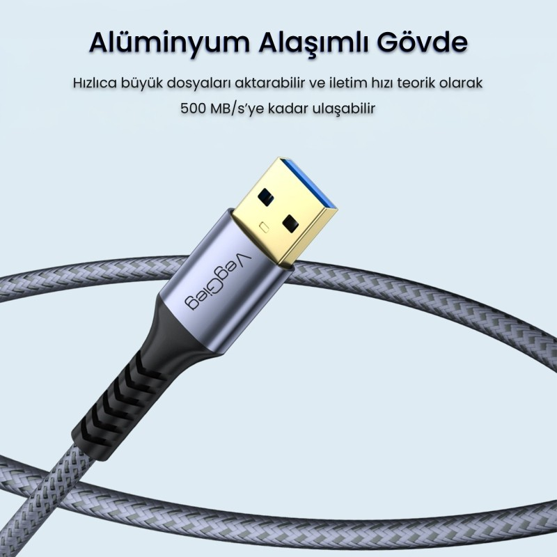 Gümüş renkli konektörlü ve gri örgülü USB 3.0 kablosu.