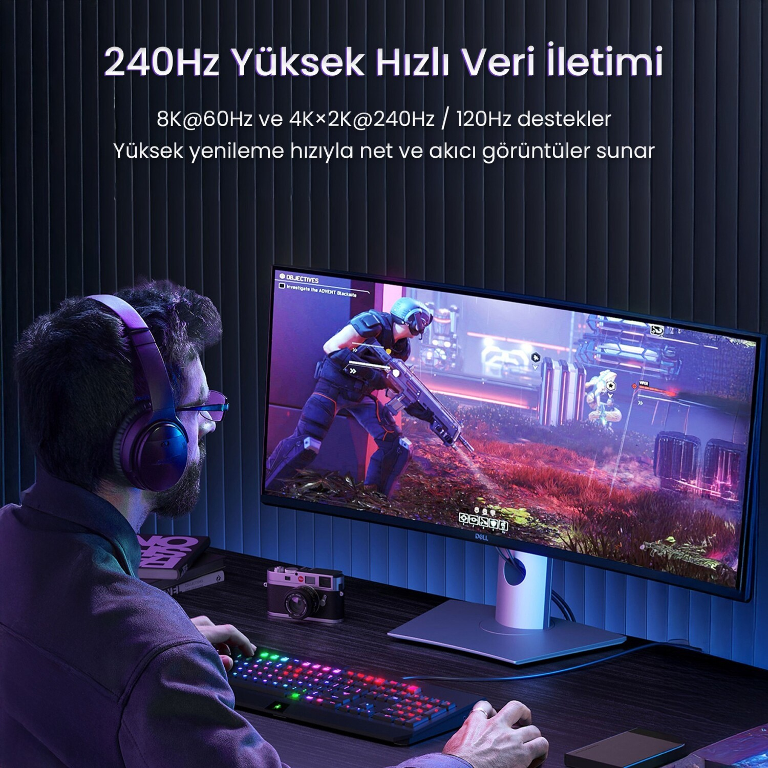 Kulaklıklı adam Dell 240Hz monitörde video oyunu oynuyor.