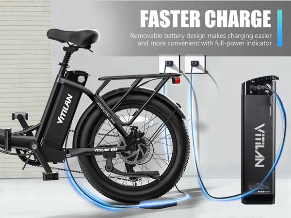 Una bicicletta elettrica nera è in carica. La batteria è rimovibile.