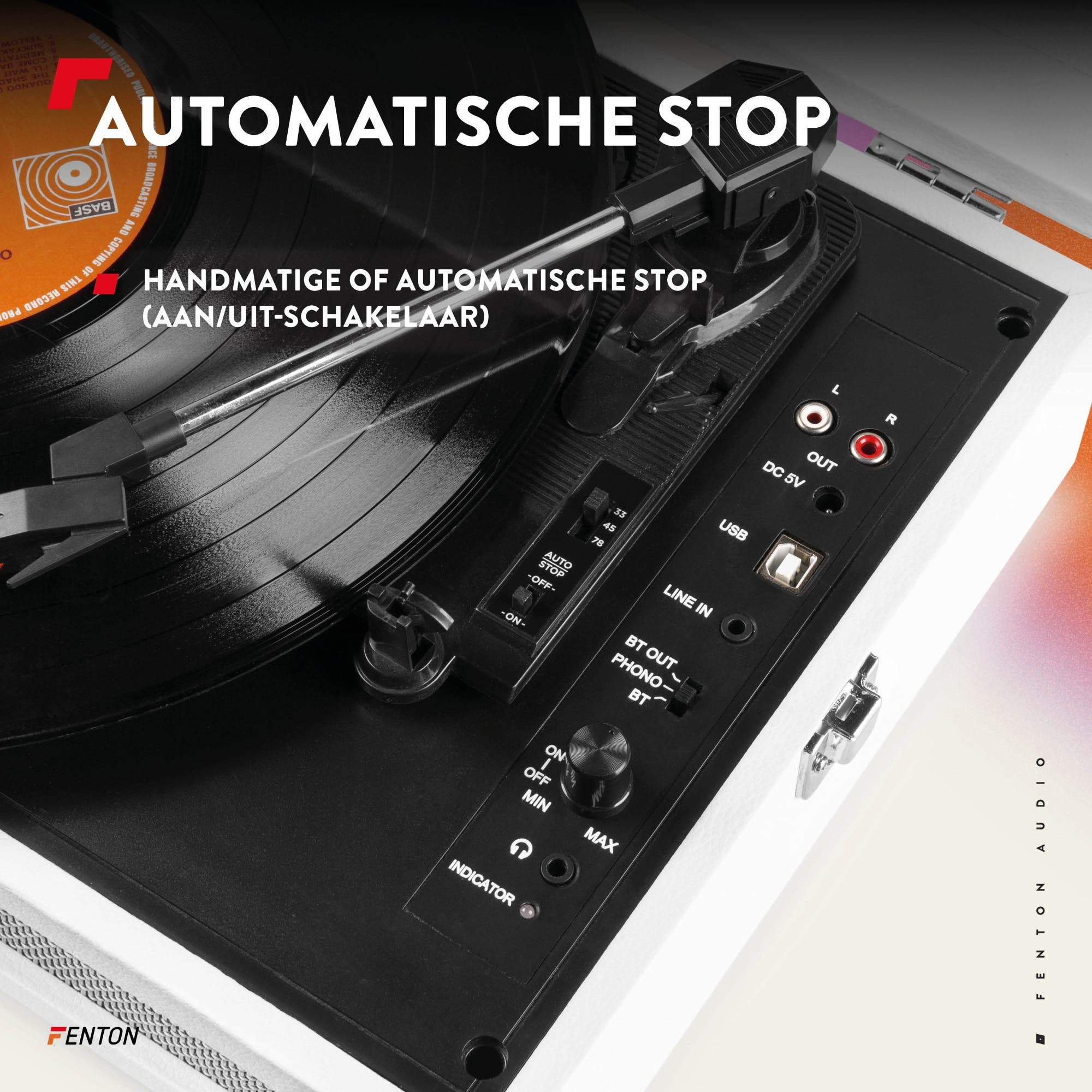 Un tocadiscos con disco de vinilo y botones de control, vista de cerca.
