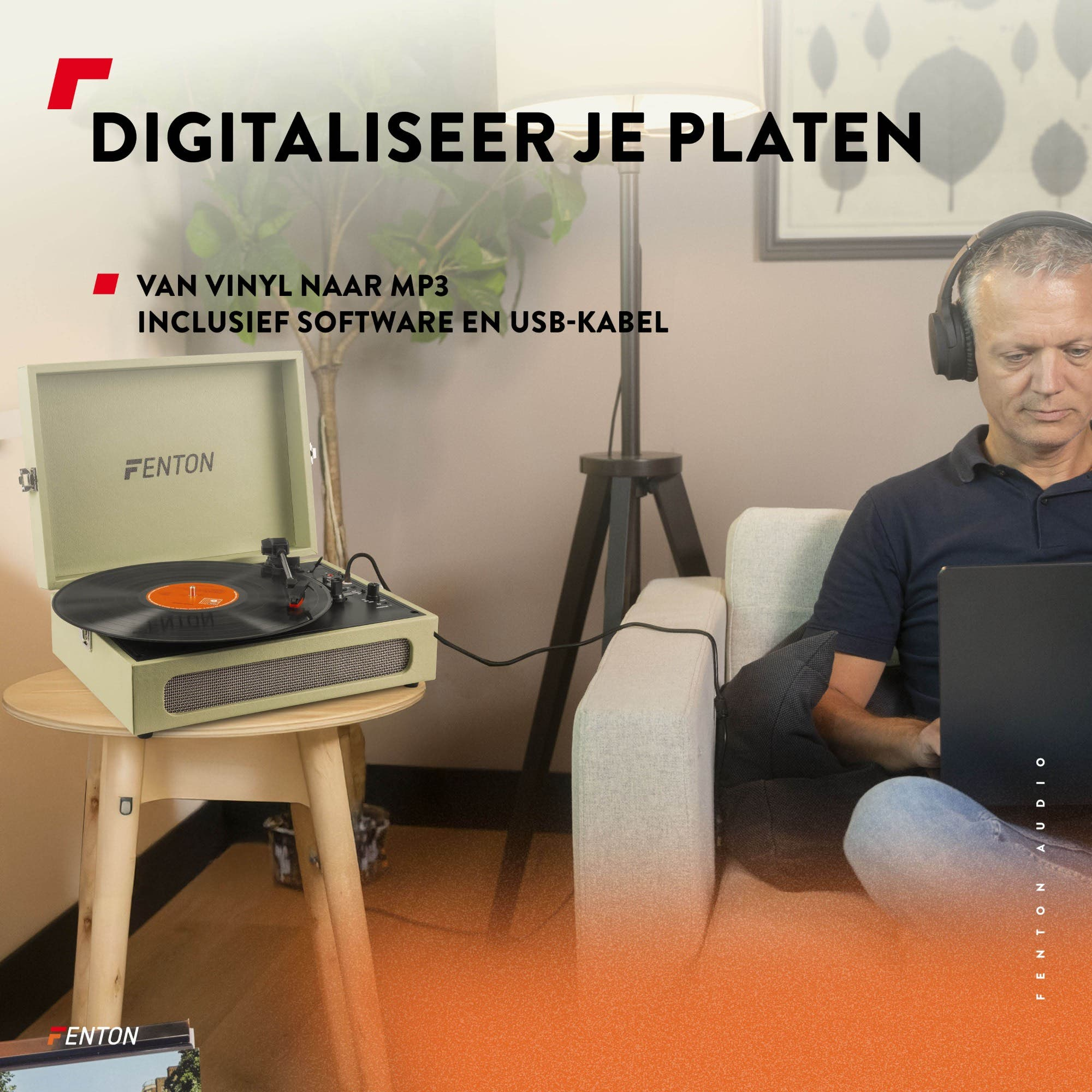 Un hombre con auriculares se sienta en un sofá, mirando un portátil. Un tocadiscos está en una mesa.