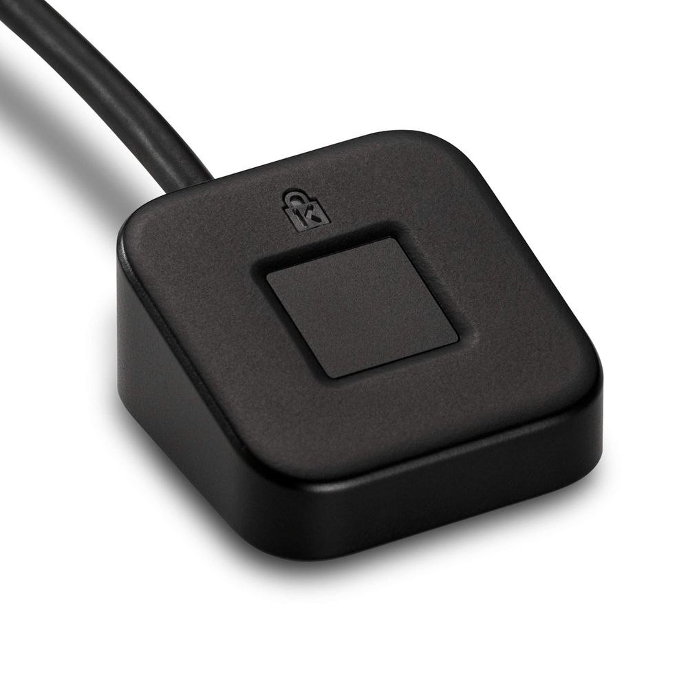Ein schwarzer Fingerabdruckscanner mit einem Schlosssymbol und einem Kabel.