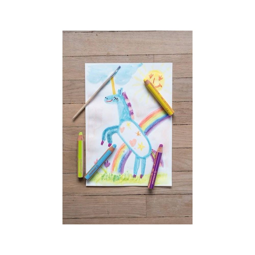 Zeichnung eines blauen Einhorns mit Regenbogen und Sonne, umgeben von Buntstiften.