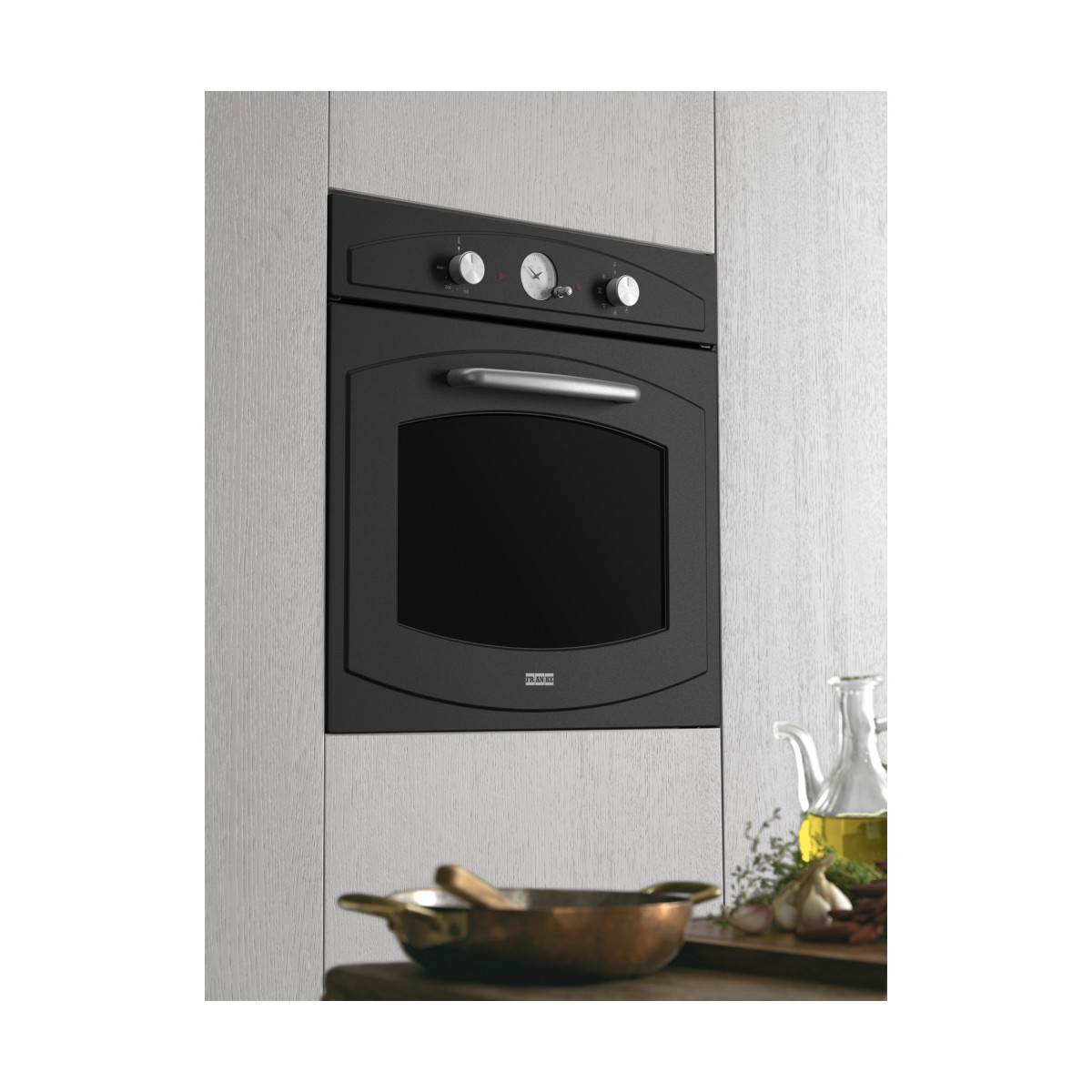 Un forno da incasso nero con maniglia e manopole argentate.