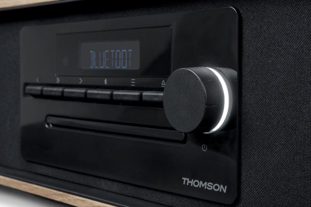 Czarny odtwarzacz CD Thomson z podświetlanym pokrętłem i wyświetlaczem BLUETOOTH.