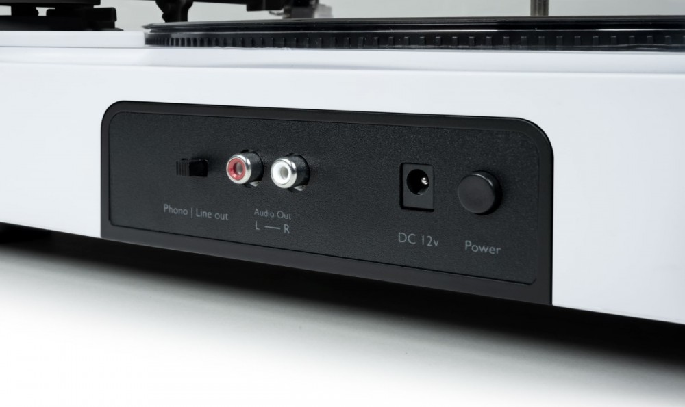 Zbliżenie tylnego panelu gramofonu: Phono/Line out, Audio Out L/R, DC 12V, Power.