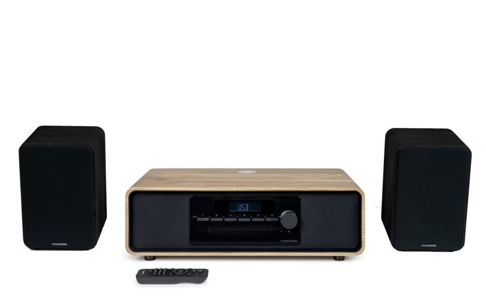 Drewniany system stereo z dwoma czarnymi głośnikami i pilotem.