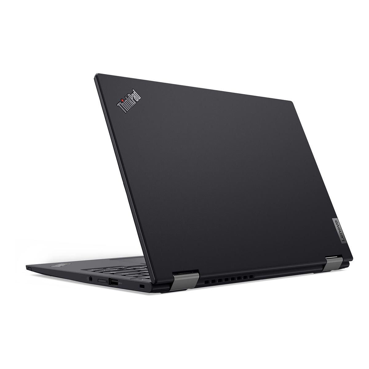 Czarny laptop Lenovo ThinkPad z otwartą pokrywą, pod kątem na białym tle.