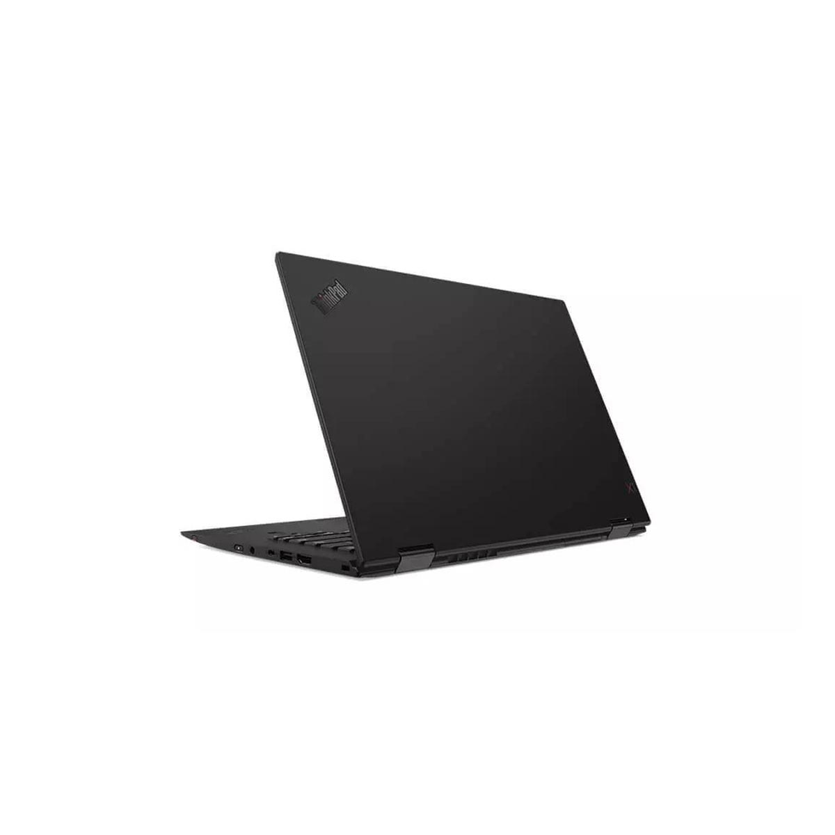 Czarny laptop z logo ThinkPad na pokrywie, widziany od tyłu z lewej strony.
