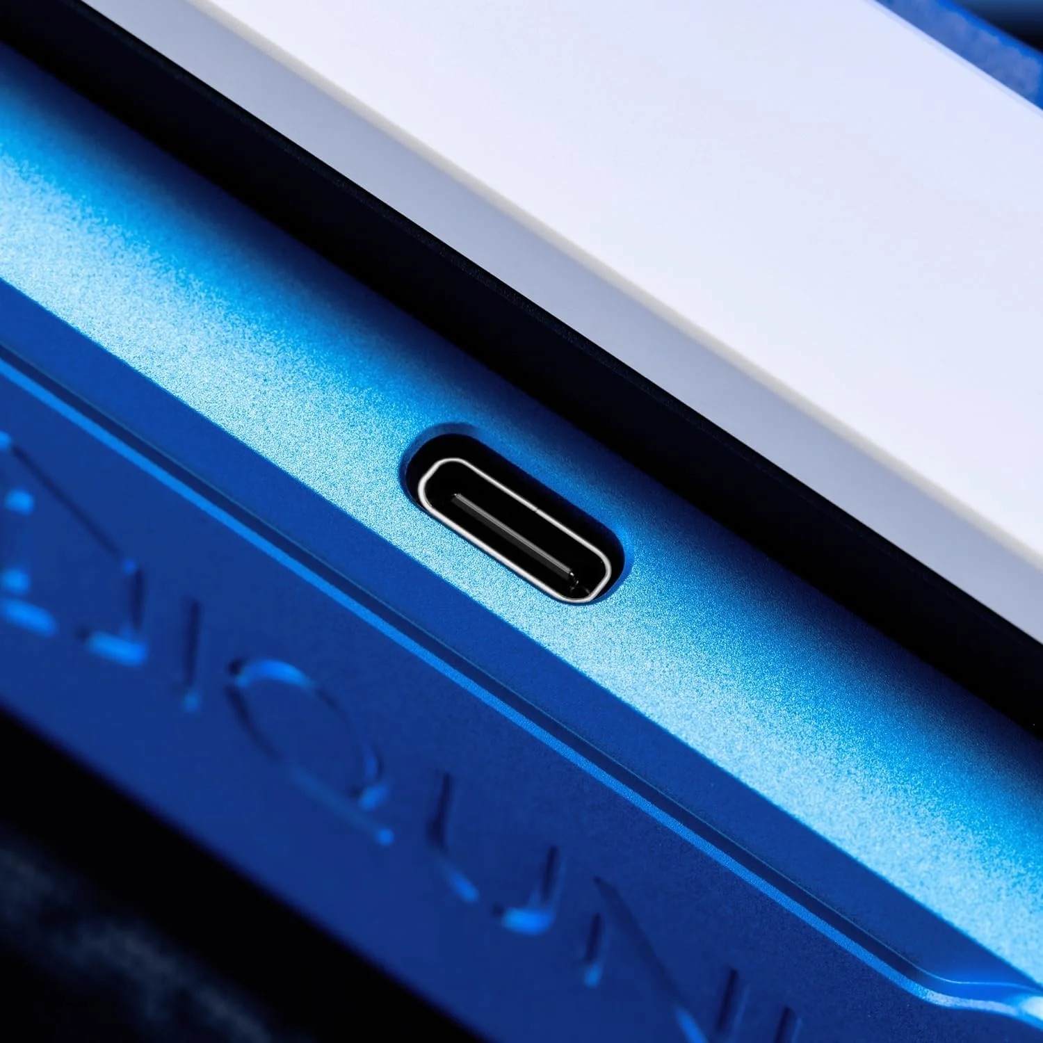 Niebieska obudowa z portem USB-C i teksturą.