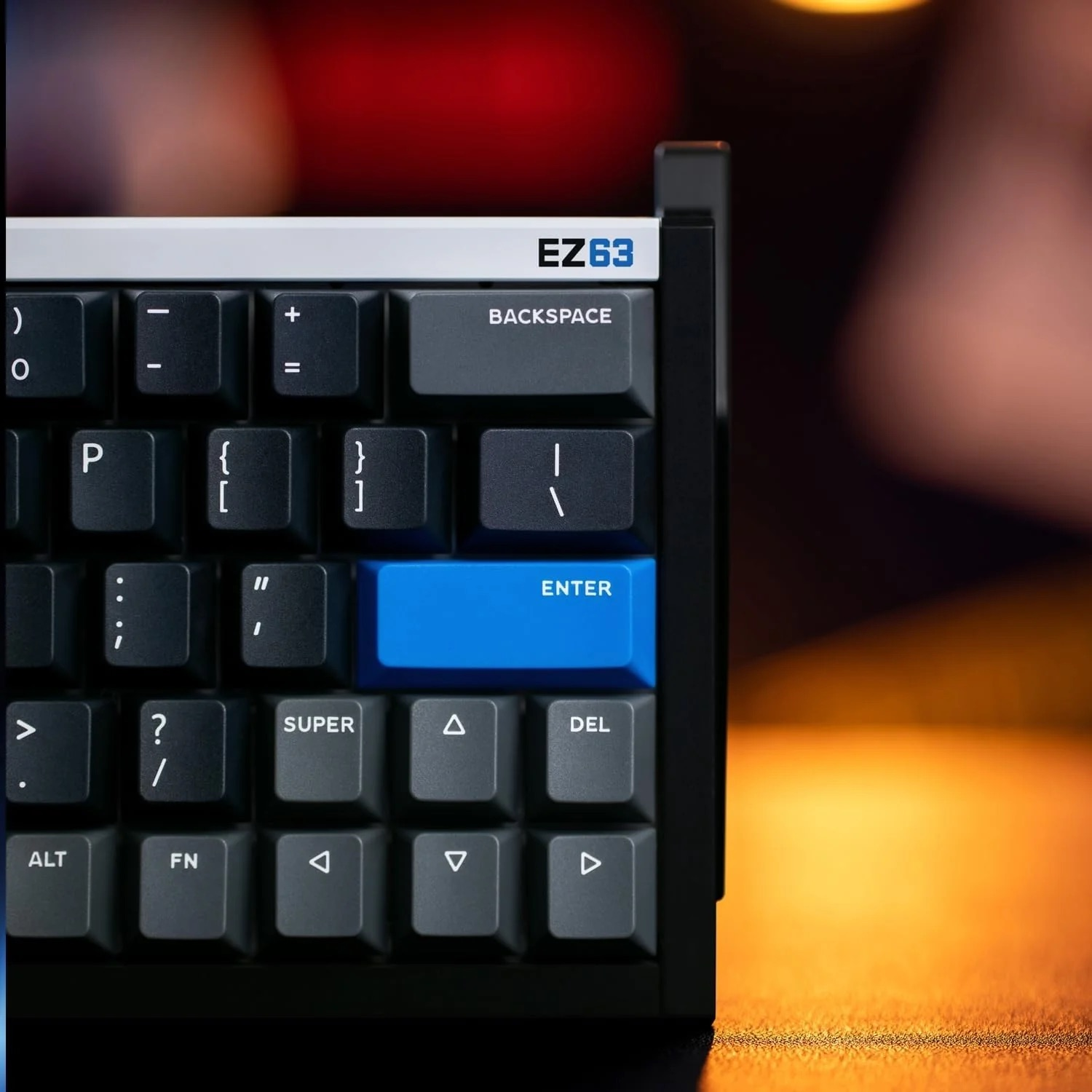 Zbliżenie czarnej klawiatury z niebieskim klawiszem Enter i logo EZ63.