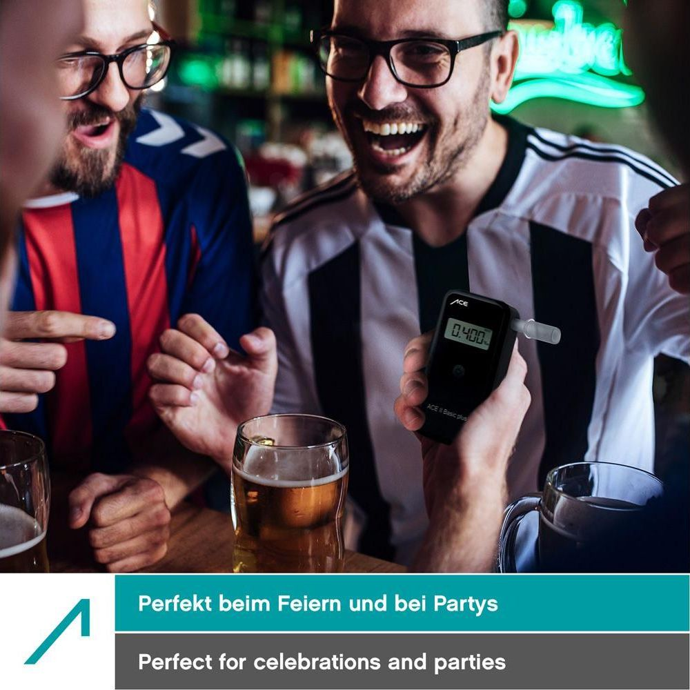 Männer trinken Bier und benutzen einen Alkoholtester bei einer Party.