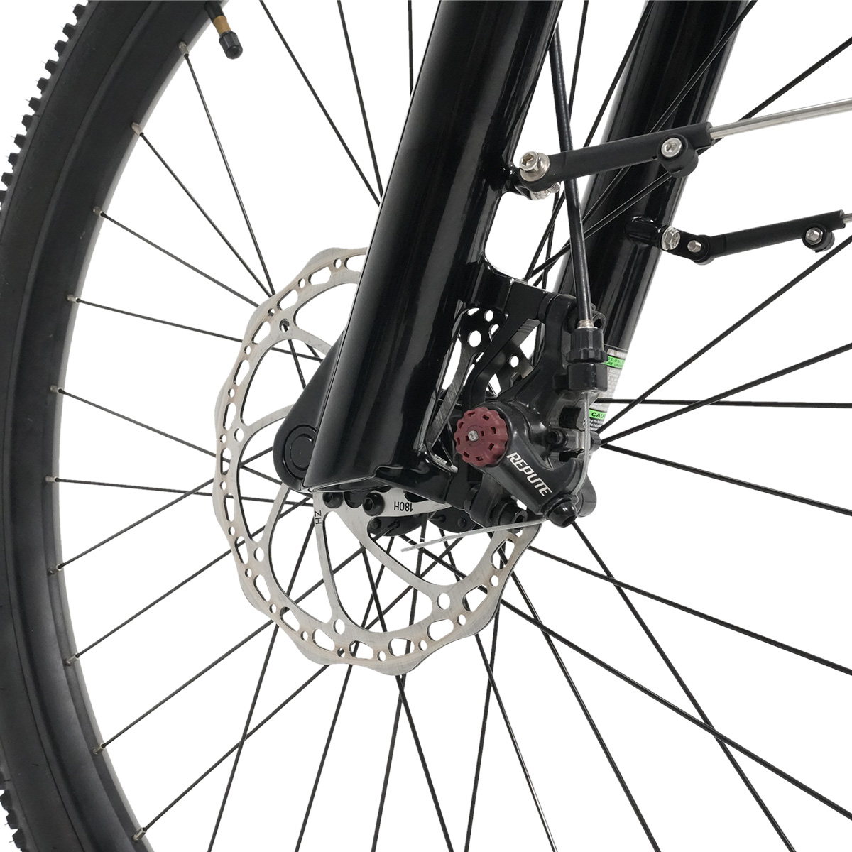 Primo piano della ruota anteriore e del freno a disco di una bicicletta.