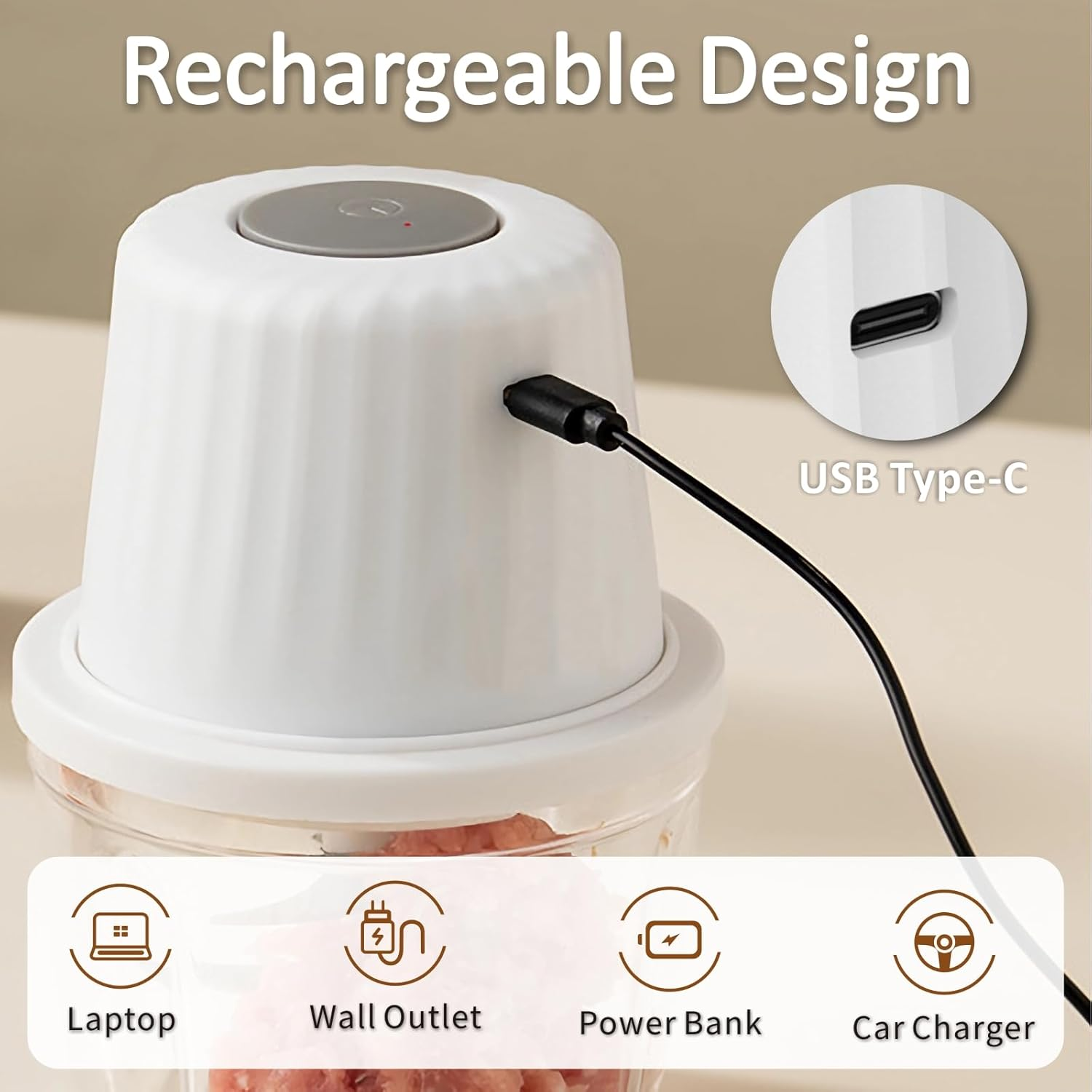 Ein weißer Mini-Zerkleinerer mit USB-C-Anschluss, der an verschiedene Stromquellen angeschlossen werden kann.