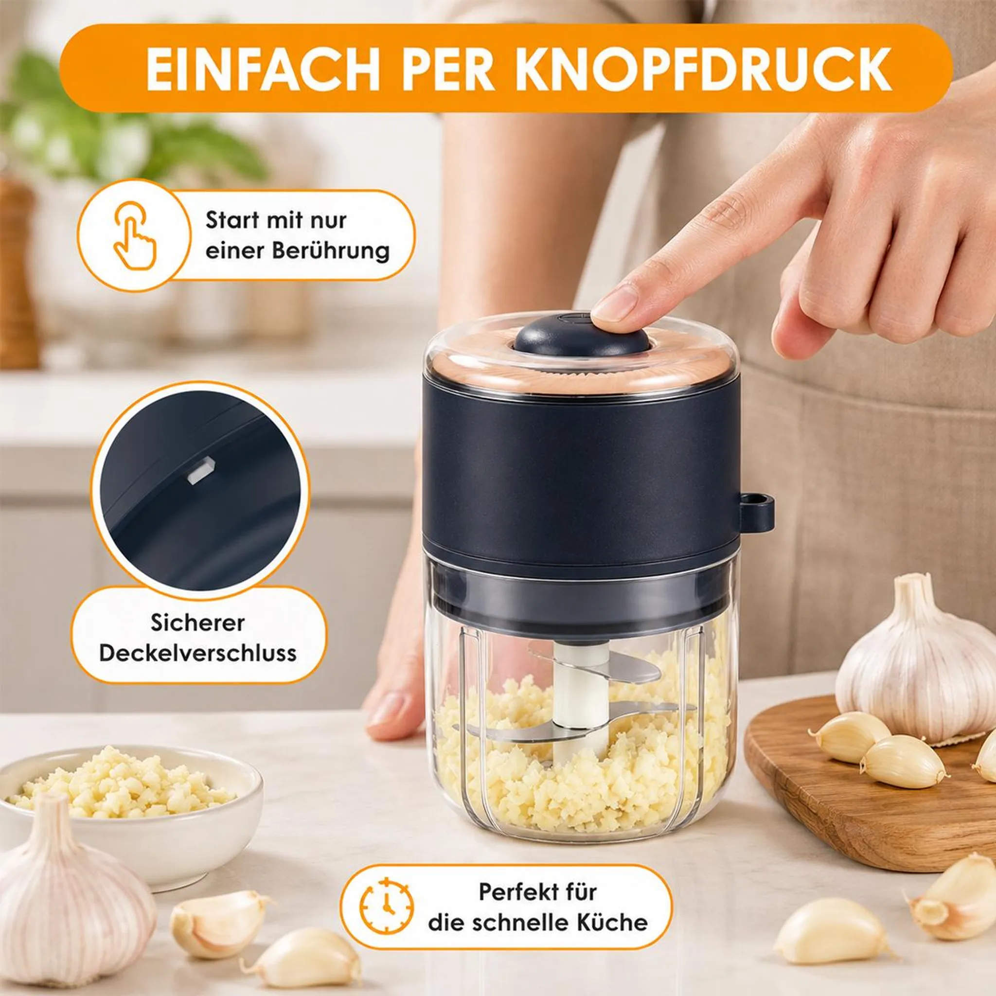 Ein elektrischer Knoblauchschneider zerkleinert Knoblauch. Daneben liegen ganze Knoblauchzehen.