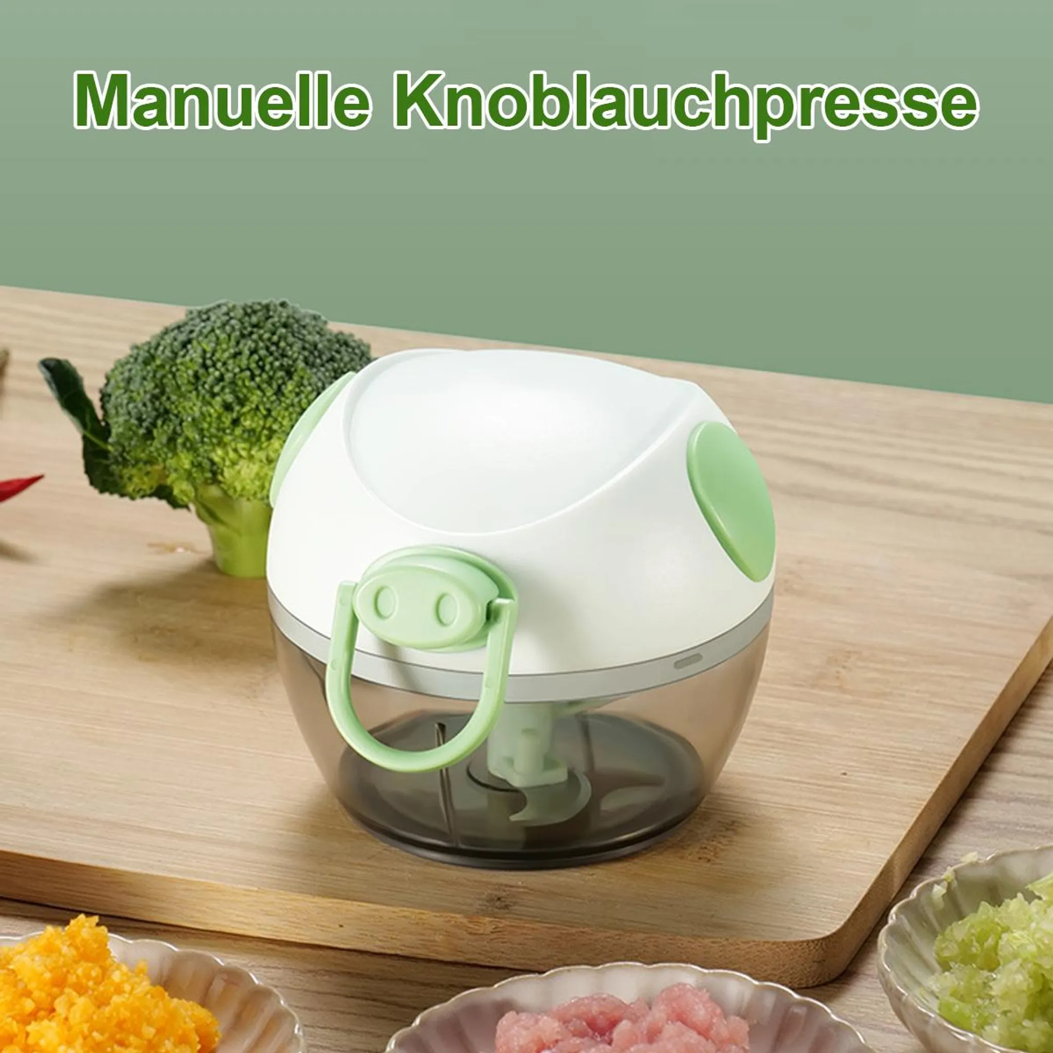 Manuelle Knoblauchpresse mit weiß-grünem Gehäuse, neben Brokkoli auf Holzbrett.