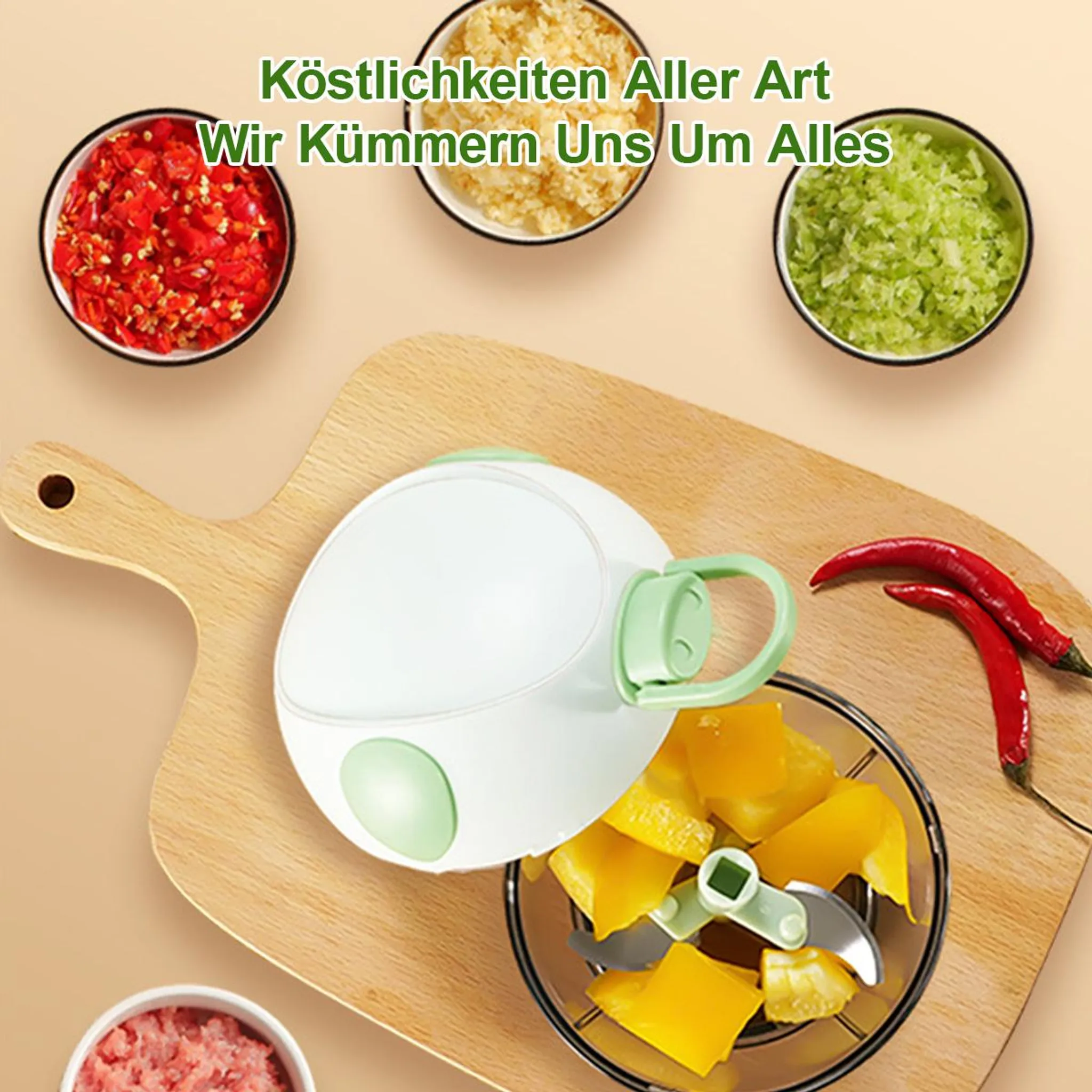 Ein manueller Zerkleinerer mit gelben Paprikawürfeln, roten Chilis und Schüsseln mit gehackten Zutaten.