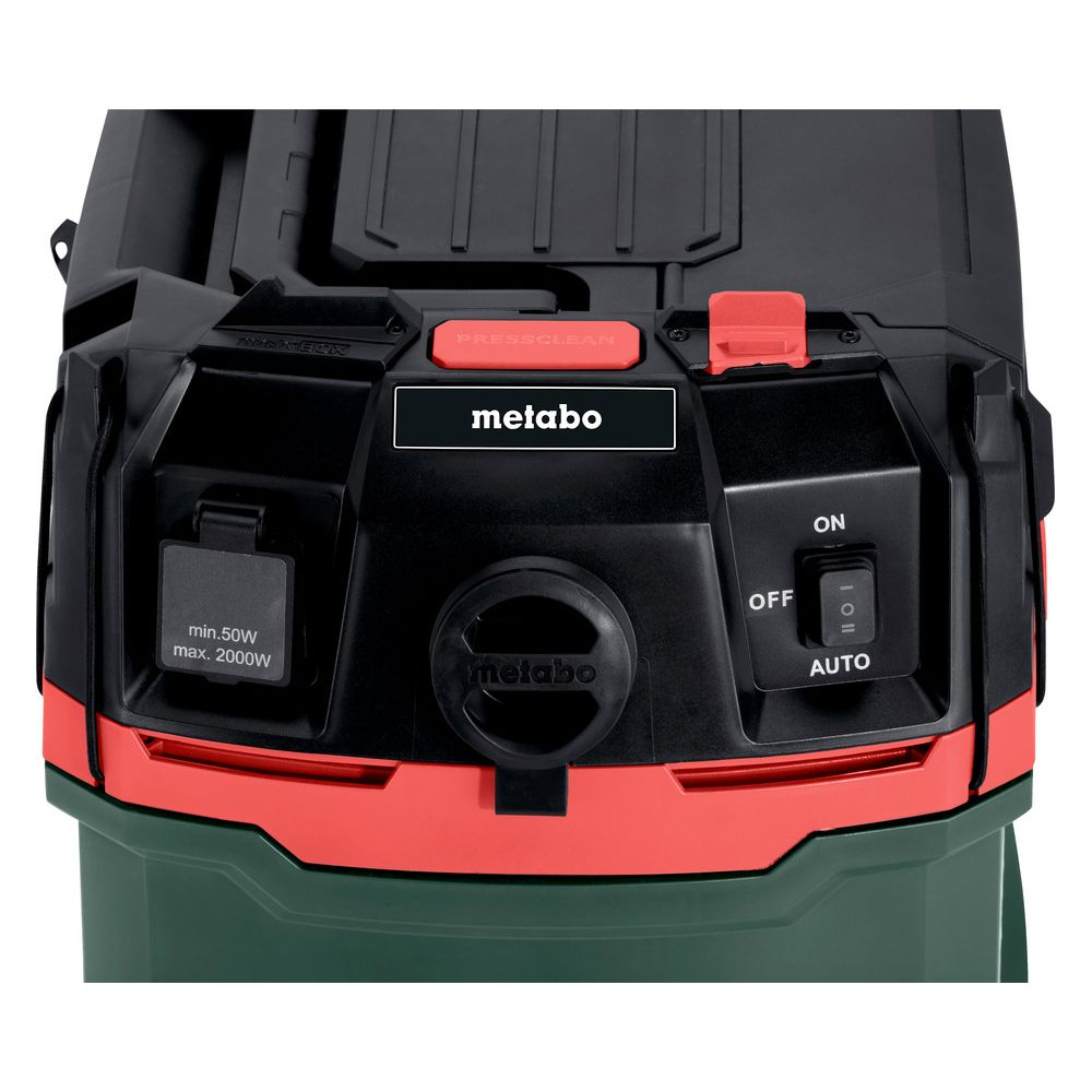 Nahaufnahme des schwarzen Metabo-Staubsauger-Bedienfelds mit roten Akzenten.