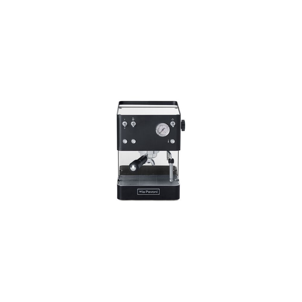 Eine schwarze Espressomaschine mit einem Metallgriff und einem Manometer.