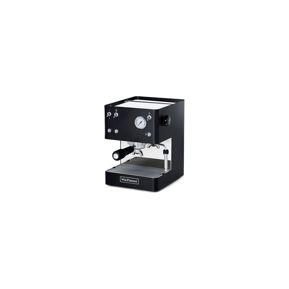 Eine schwarze Espressomaschine mit silberner Abtropffläche und Manometer.