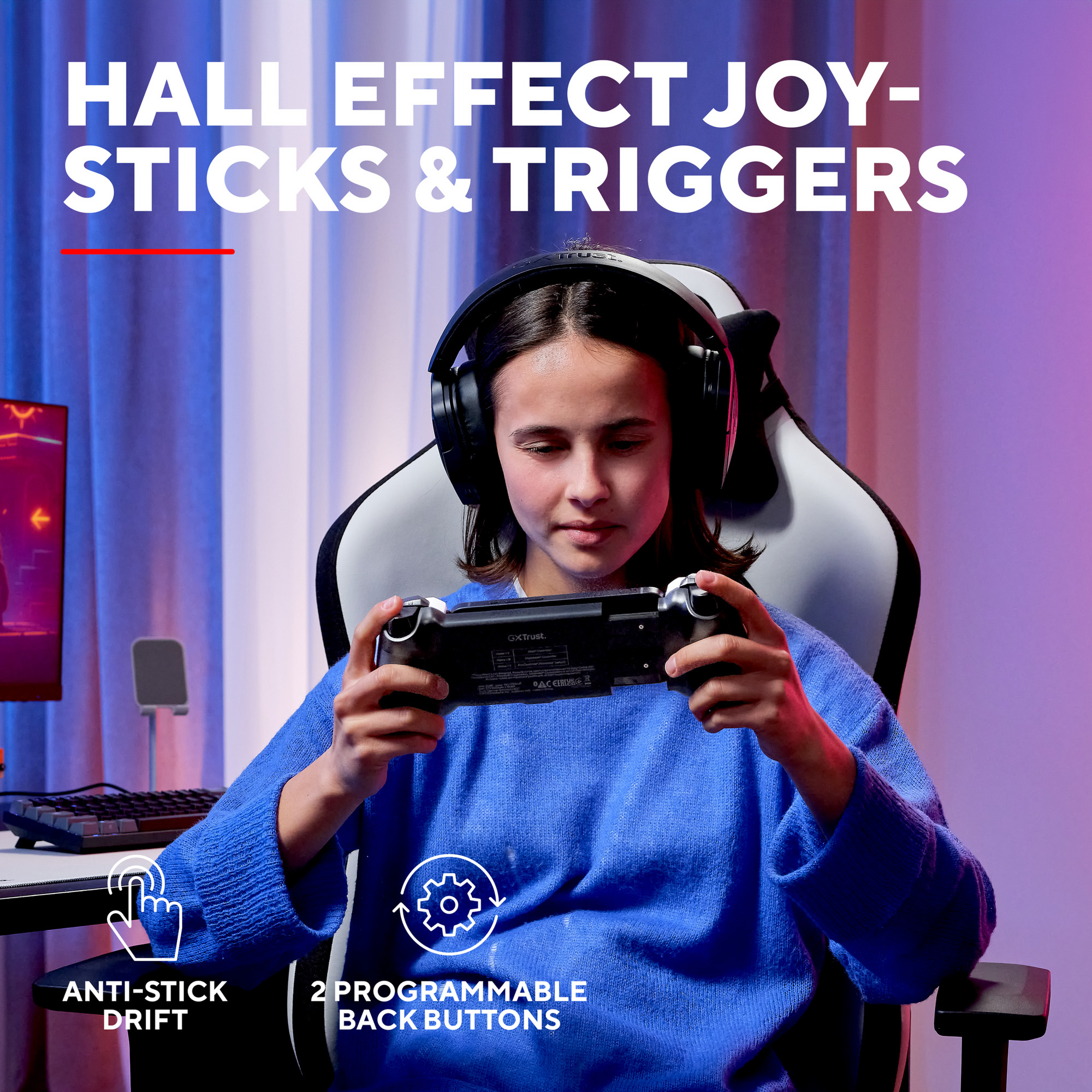 Ein Mädchen mit Kopfhörern spielt mit einem Controller in einem Gaming-Stuhl.