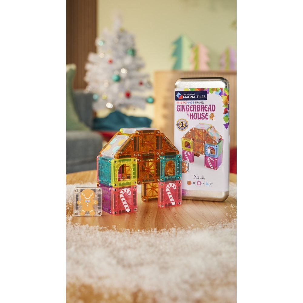 Magna-Tiles Lebkuchenhaus-Set mit Bausteinen und Verpackung. Weihnachtliche Deko im Hintergrund.