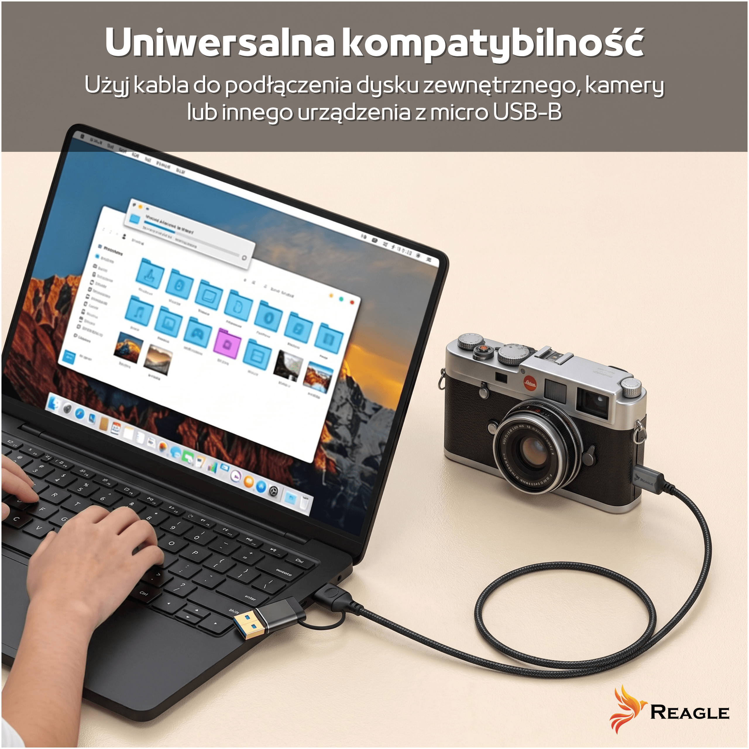 Ein Laptop ist mit einer Kamera über ein USB-Kabel verbunden. Hände tippen auf der Tastatur.