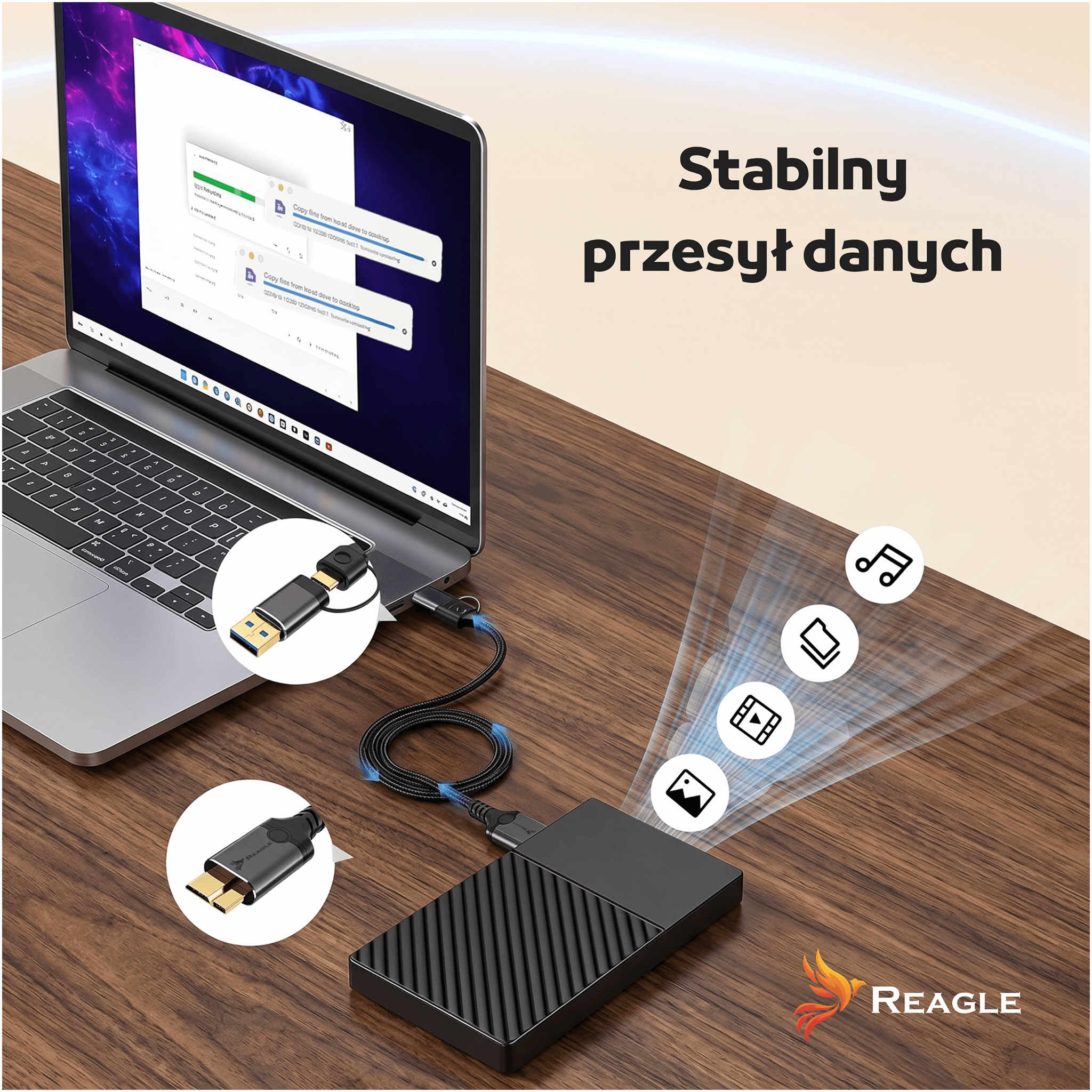 Ein Laptop ist über ein Kabel mit einer externen Festplatte verbunden.