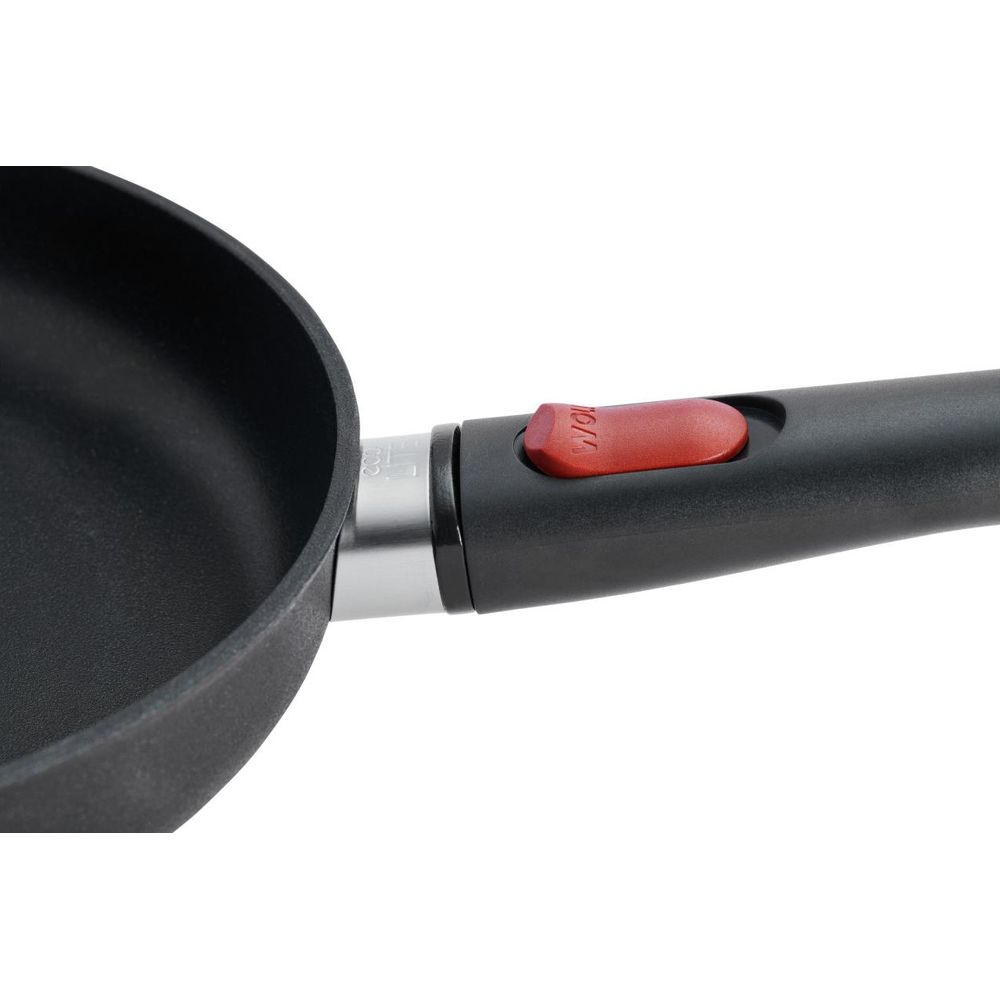 Schwarze Pfanne mit rotem Griffdetail und Beschriftung.