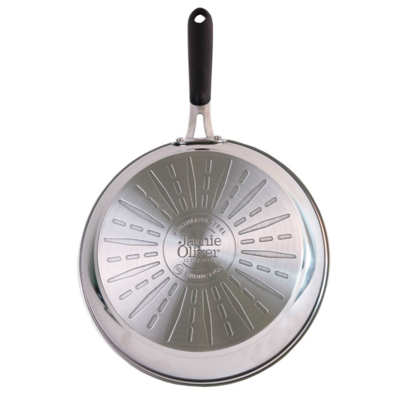 Unterseite einer Edelstahlpfanne mit schwarzem Griff und Jamie Oliver Logo.