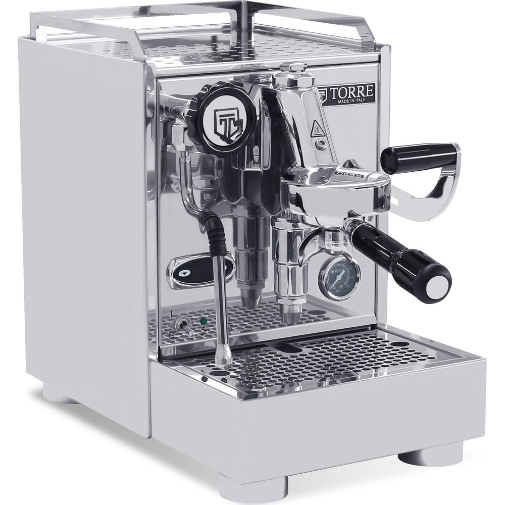 Eine glänzende Chrom-Espressomaschine mit schwarzen Griffen und einem Manometer.