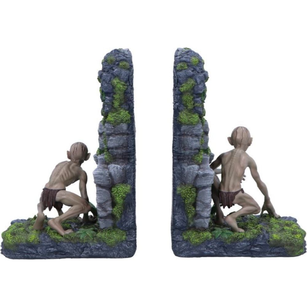 Zwei Gollum-Figuren als Buchstützen, eine auf jeder Seite moosbewachsener Steinsäulen.