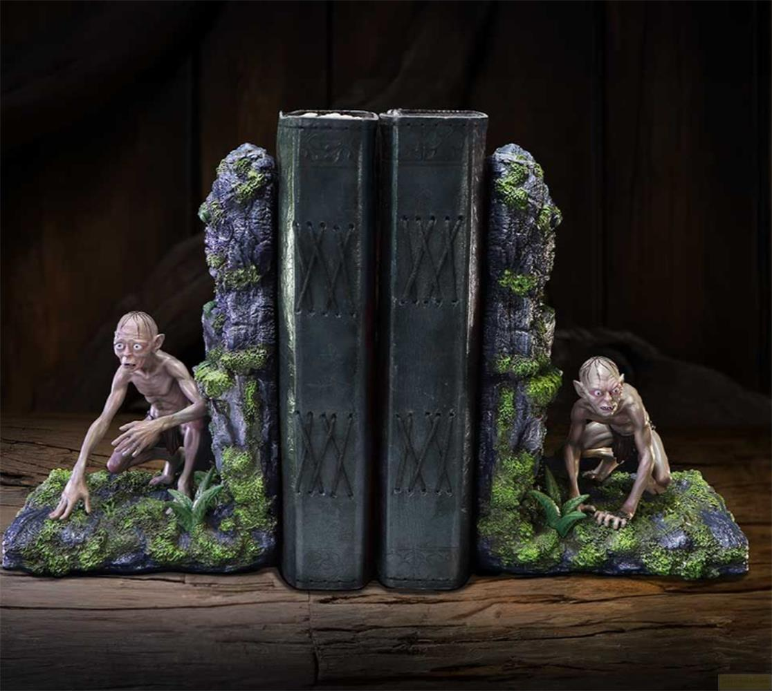 Zwei Gollum-Buchstützen halten zwei dunkle Bücher auf einem Holztisch.
