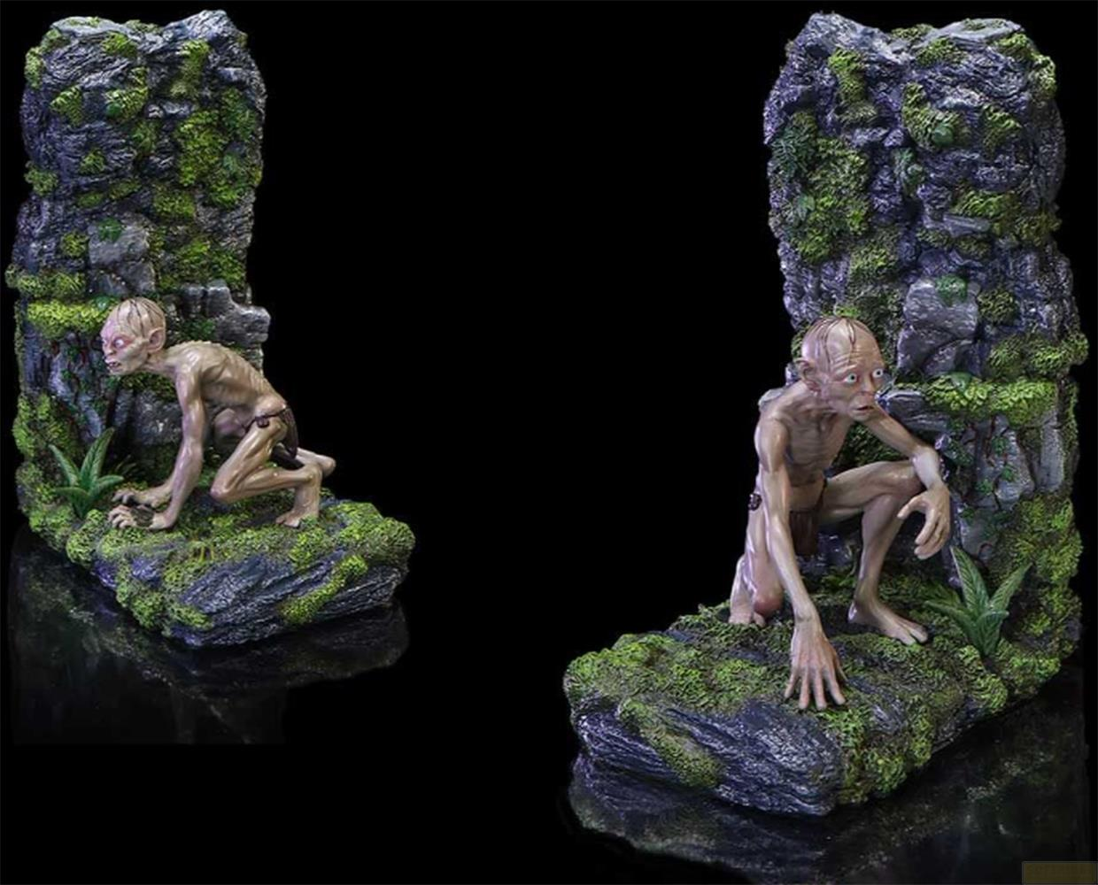 Gollum kauert auf moosbewachsenen Felsen vor einer dunklen Höhle.