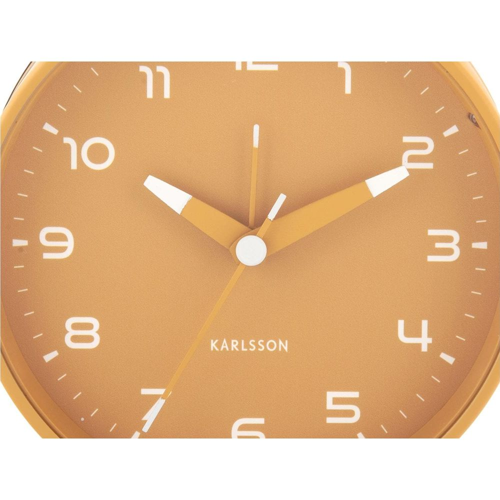 Eine orangefarbene Uhr mit weißen Zeigern und schwarzen Zahlen.