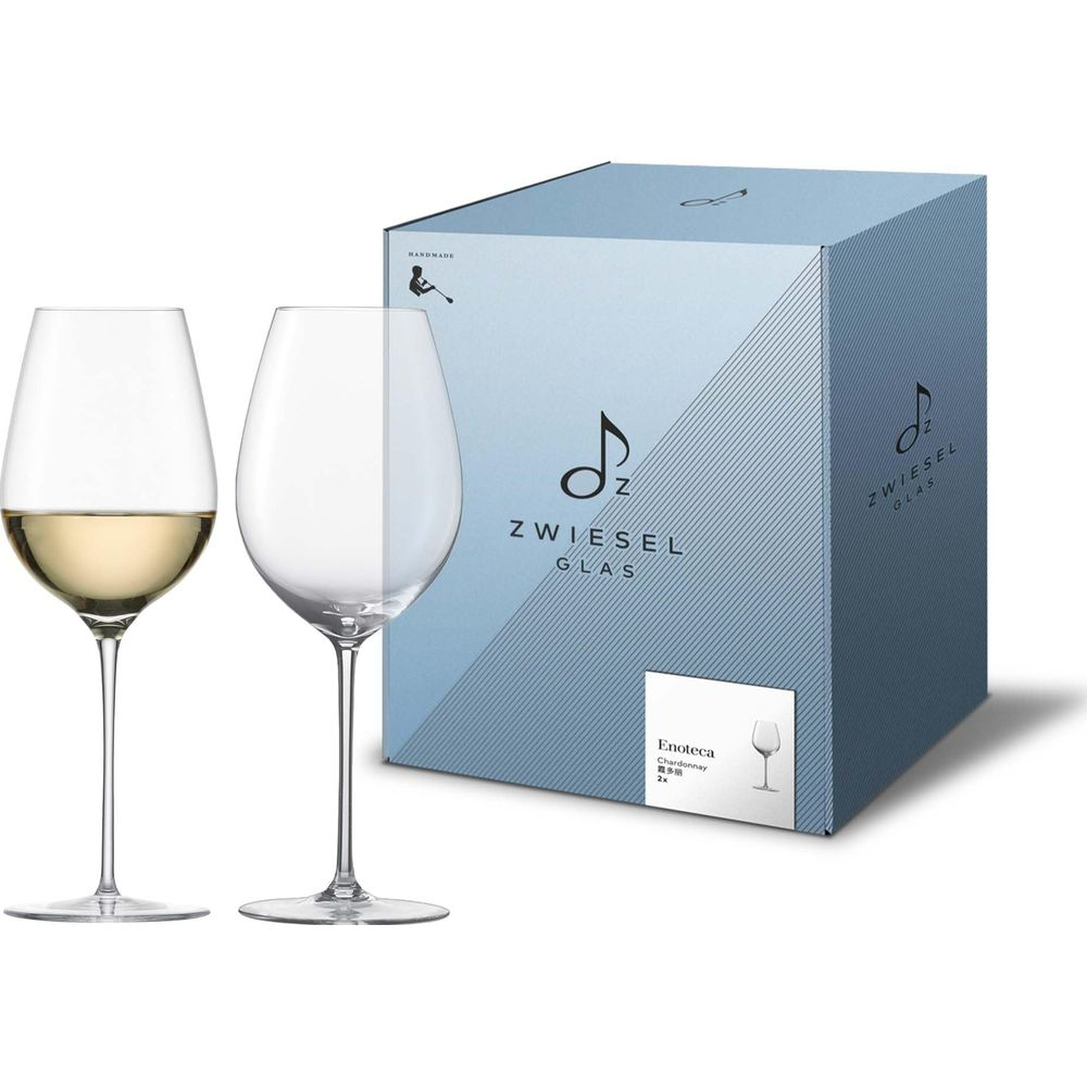Zwei Weingläser, eines gefüllt mit Weißwein, neben einer blau-weißen Box.