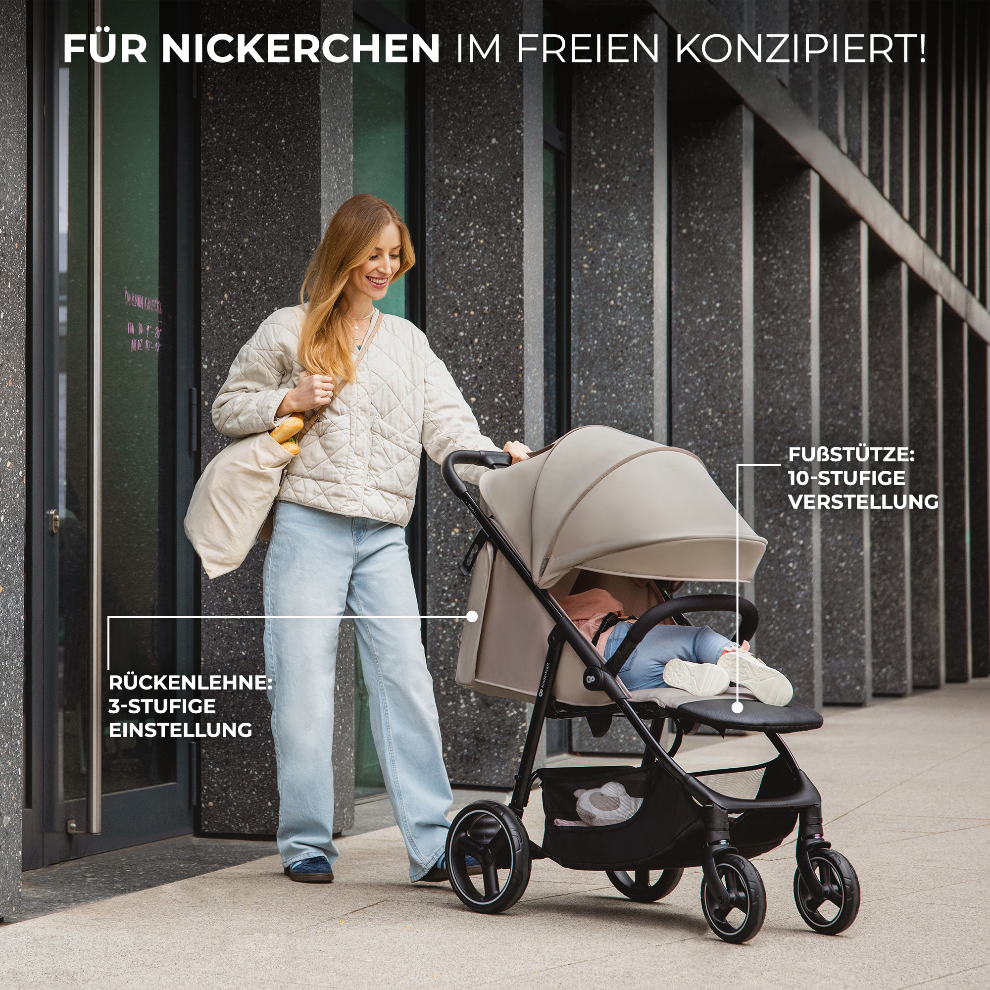 Frau mit Kinderwagen vor modernem Gebäude. Text über Rückenlehne und Fußstütze.