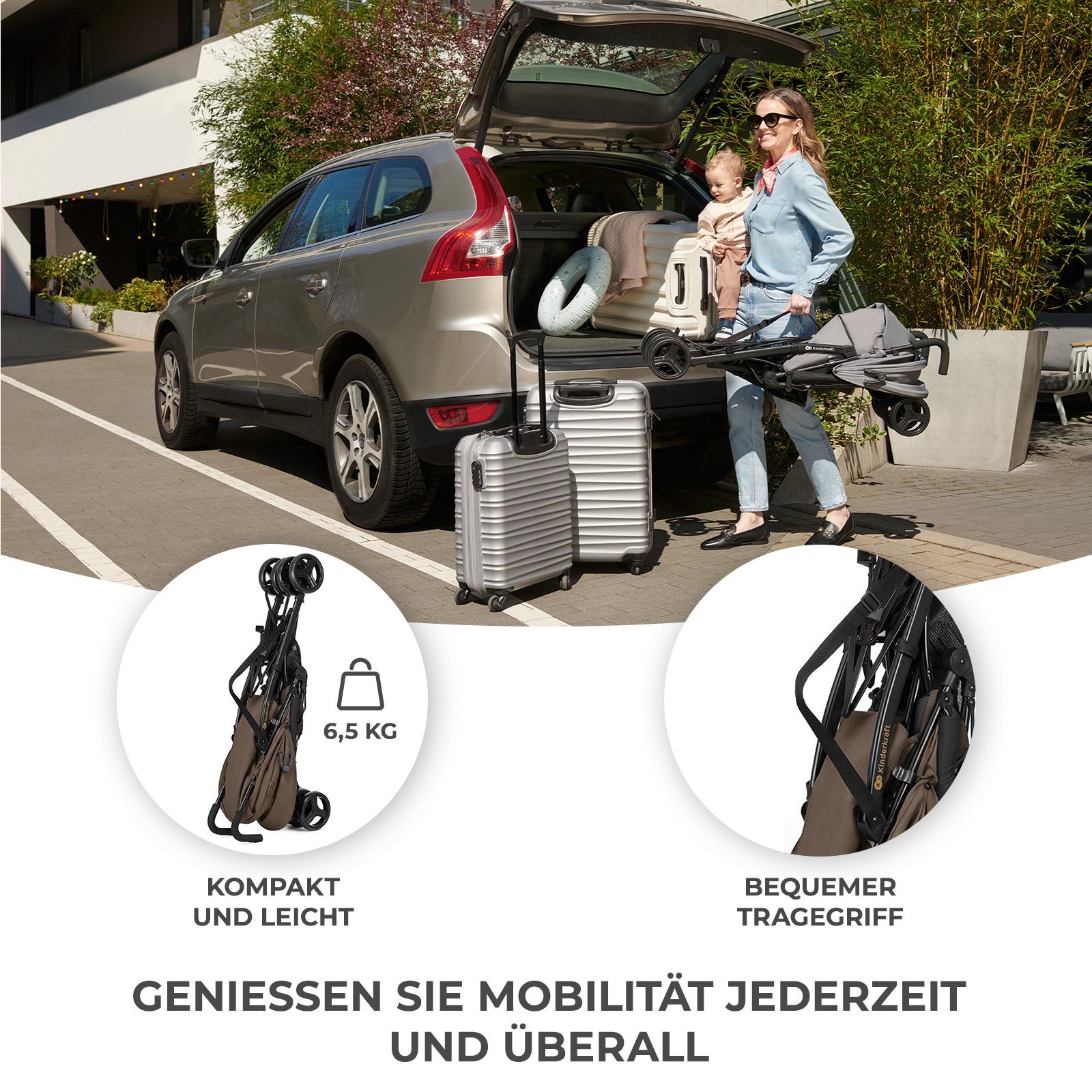 Frau packt Kinderwagen neben Auto und Koffern aus. Kind sitzt im Auto.