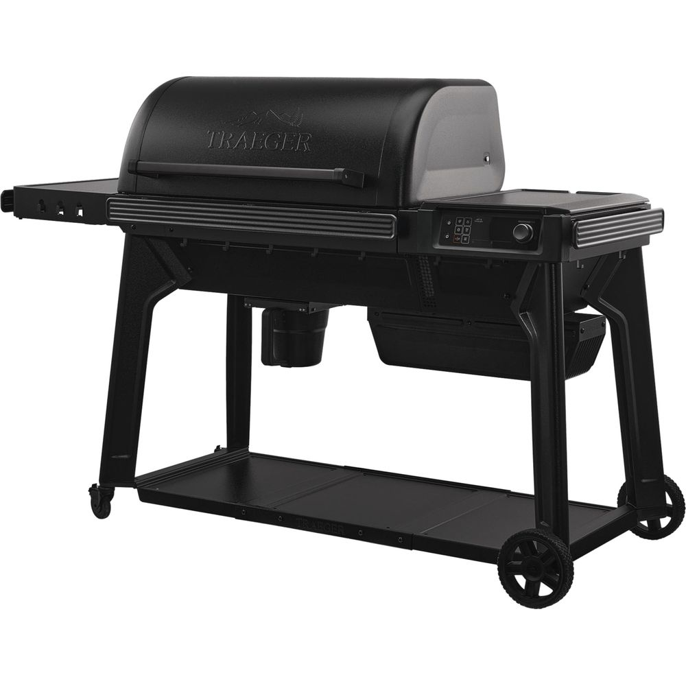 Un grill Traeger noir avec panneau de contrôle numérique et roues.