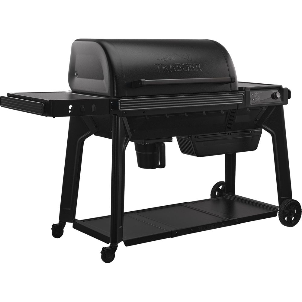 Gril Traeger noir avec tablettes latérales et roues.