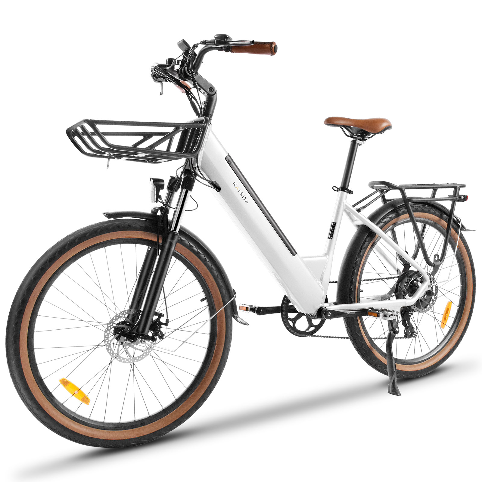 Una bicicletta elettrica bianca con sella marrone, portapacchi e cestino anteriore.