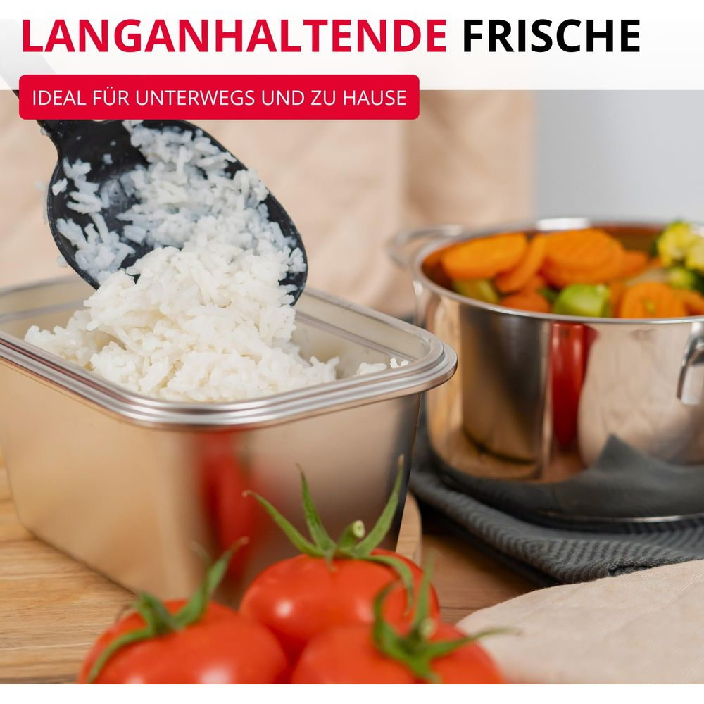 Reis wird in eine Metallbox geschöpft, daneben ein Topf mit Karotten.