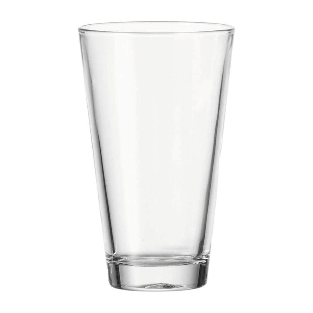 Ein leeres, transparentes Glas mit dickem Boden steht vor weißem Hintergrund.