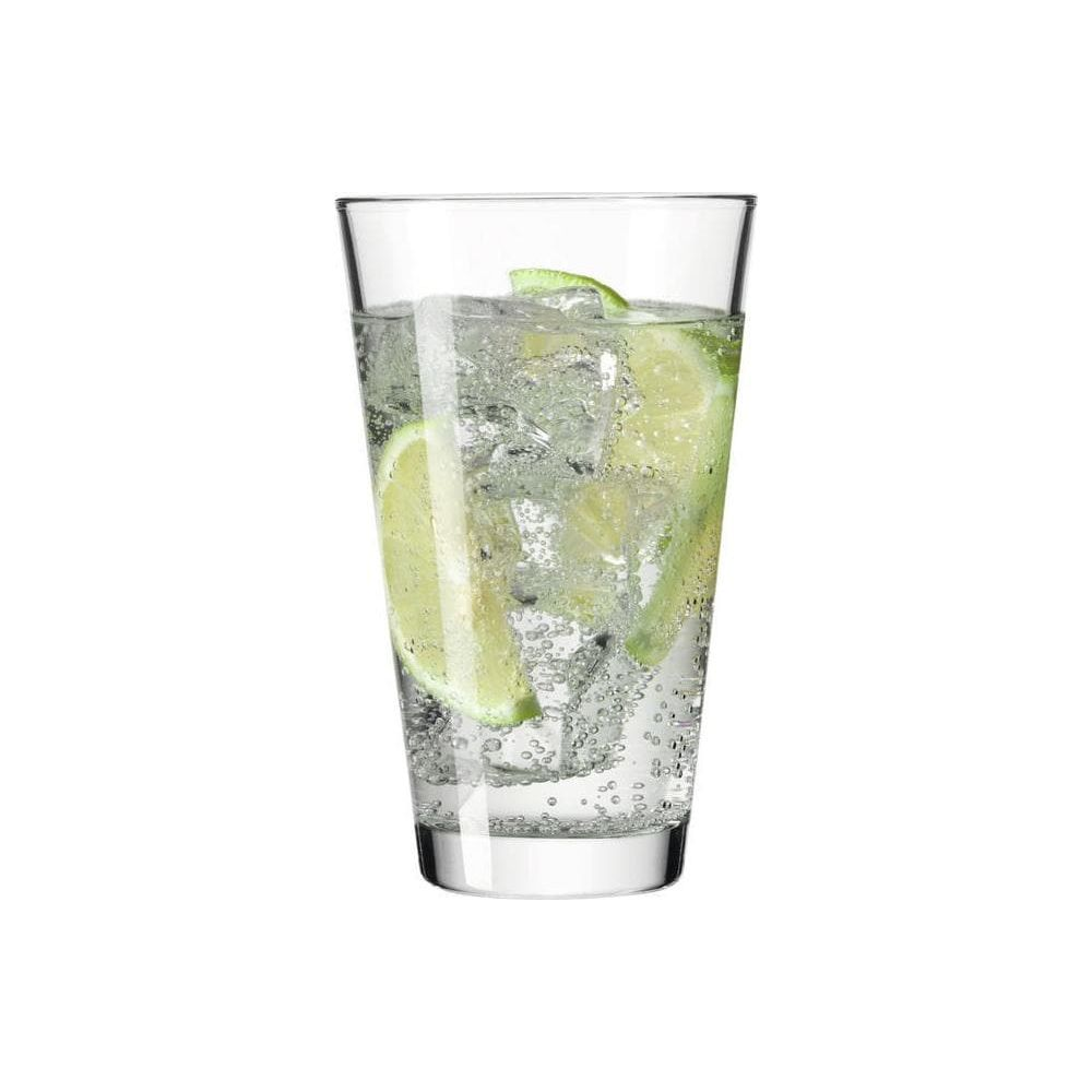 Ein Glas mit kohlensäurehaltigem Wasser, Eiswürfeln und Limettenscheiben.