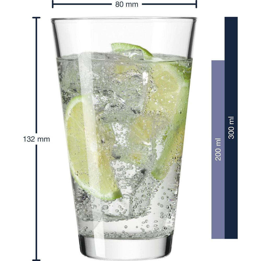 Ein Glas mit einem kohlensäurehaltigen Getränk, Eis und Limettenscheiben.
