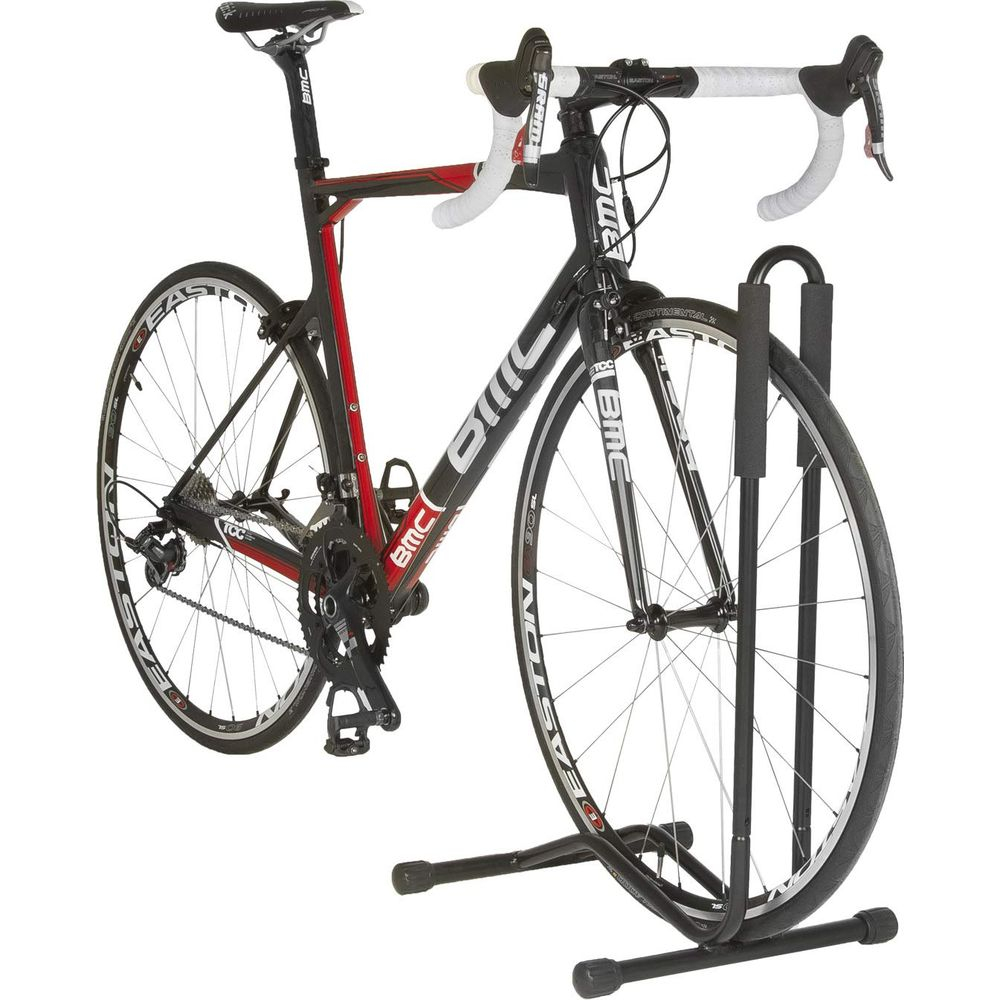 Schwarzes BMC Rennrad mit roten Akzenten auf einem Fahrradständer.