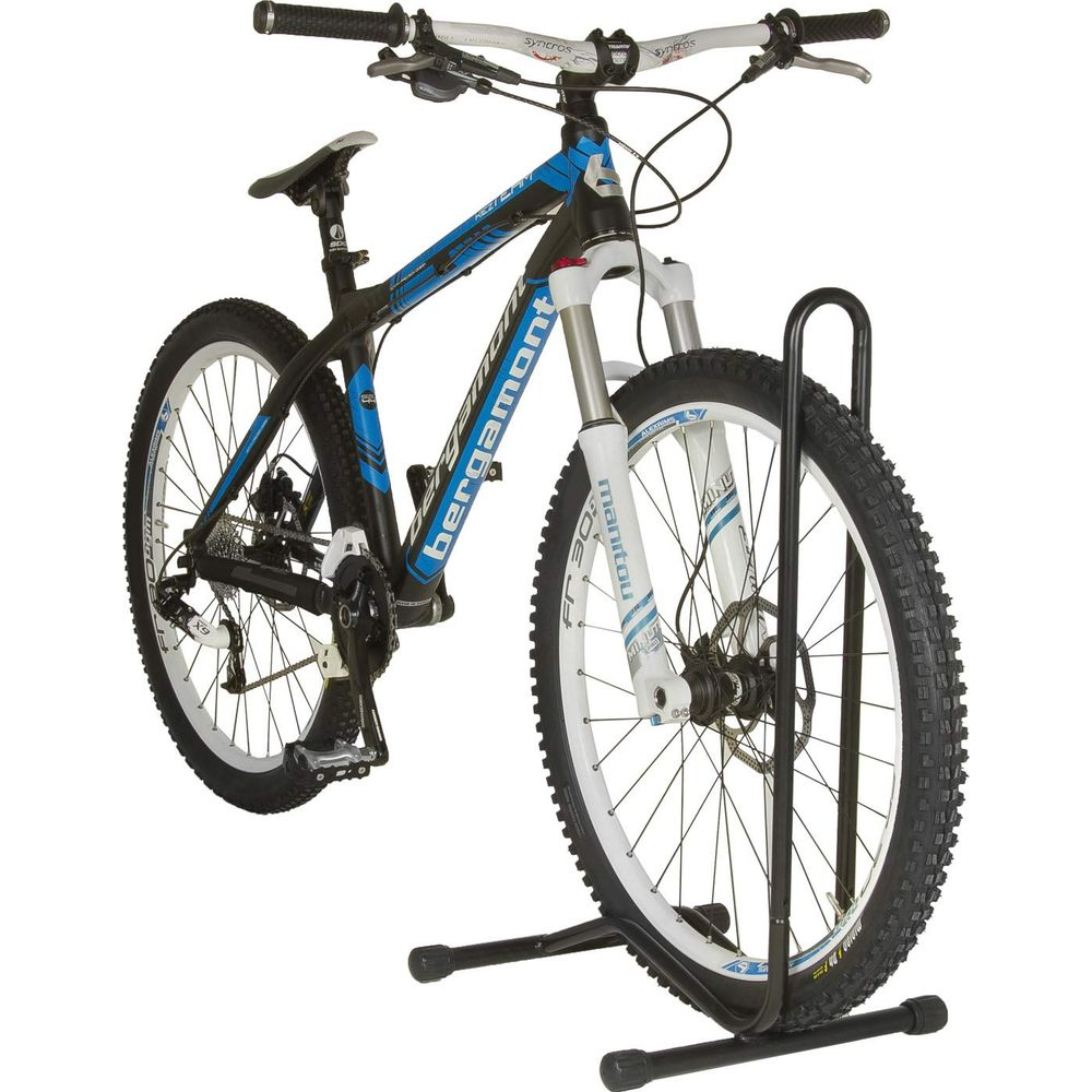 Ein schwarzes und blaues Bergamont Mountainbike steht in einem schwarzen Fahrradständer.