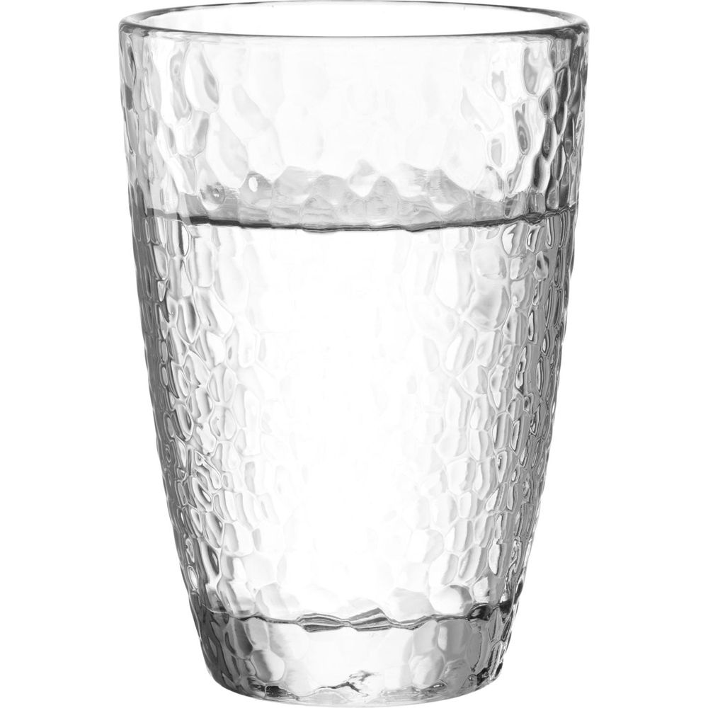 Ein Glas mit gehämmertem Muster, halb gefüllt mit klarem Wasser.